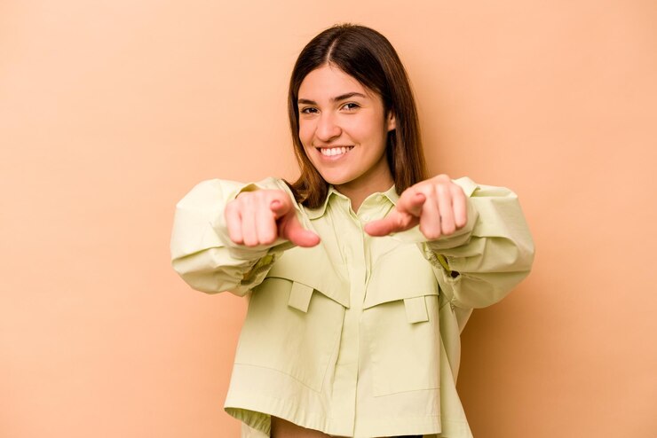 Foto sonrisas alegres apuntando al frente