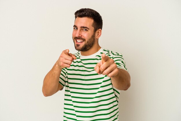 Sonrisas alegres apuntando al frente