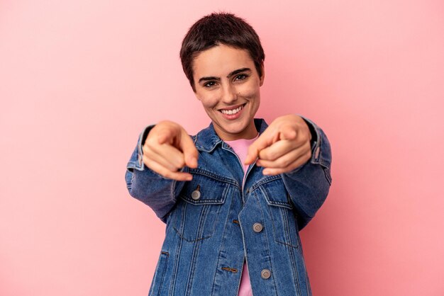 Sonrisas alegres apuntando al frente