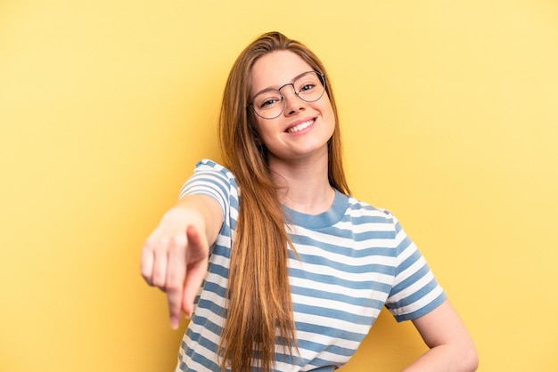 Sonrisas alegres apuntando al frente