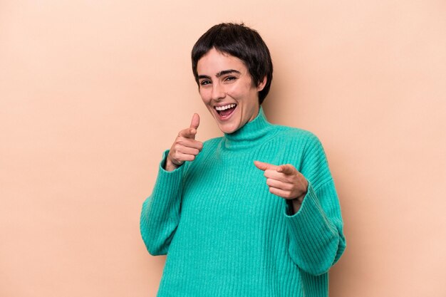 Sonrisas alegres apuntando al frente