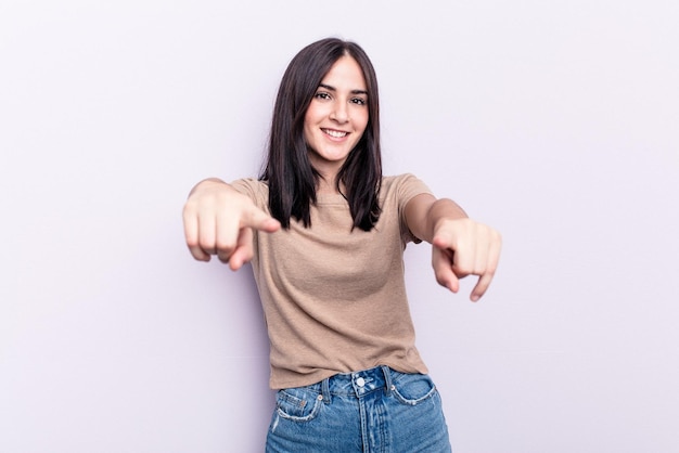 Sonrisas alegres apuntando al frente