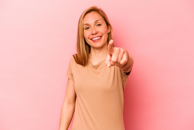 Sonrisas alegres apuntando al frente