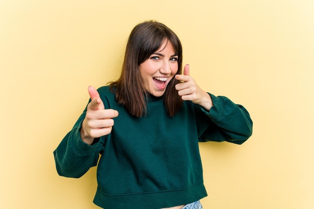 Sonrisas alegres apuntando al frente