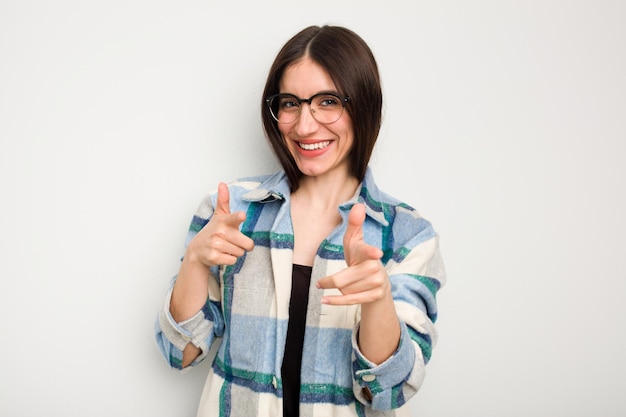 Sonrisas alegres apuntando al frente