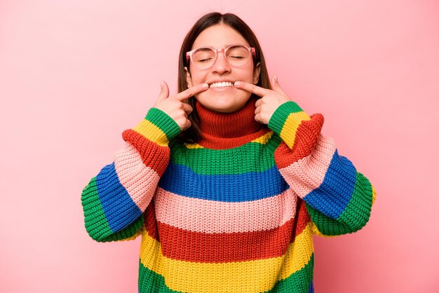 Sonrisas apuntando con el dedo a la boca