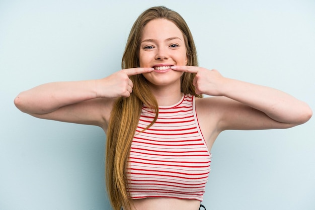 Sonrisas apuntando con el dedo a la boca