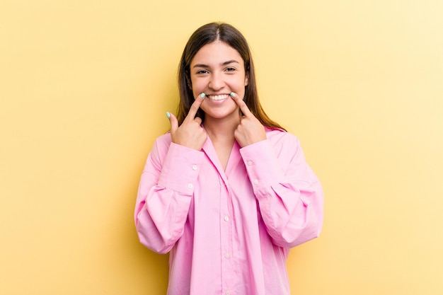 Sonrisas apuntando con el dedo a la boca