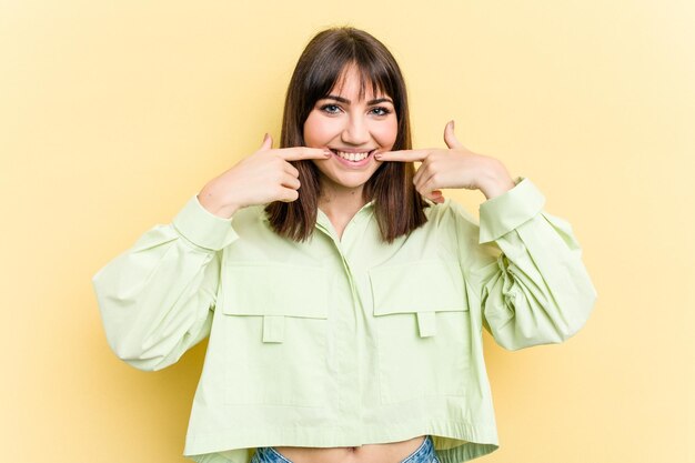 Foto sonrisas apuntando con el dedo a la boca