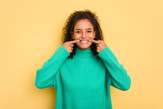 Sonrisas apuntando con el dedo a la boca