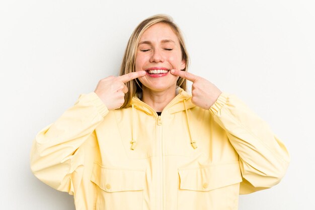 Sonrisas apuntando con el dedo a la boca