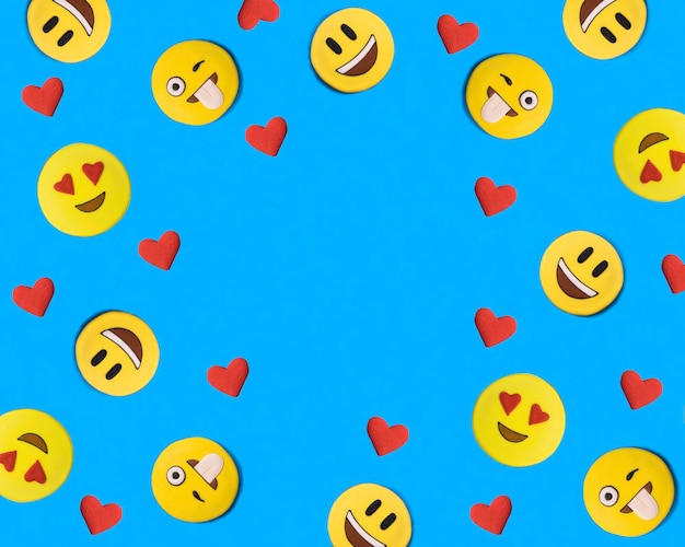 Sonrisas y corazones en forma de pan de jengibre sobre el fondo azul