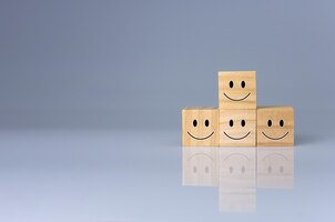 Foto sonrisas en el cubo representa calificaciones positivas comentarios y opiniones de los clientes concepto de satisfacción encuesta de satisfacción evaluación de salud mental concepto de pensamiento positivo