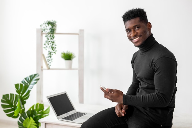 Sonrisas de hombre afroamericano de negocios