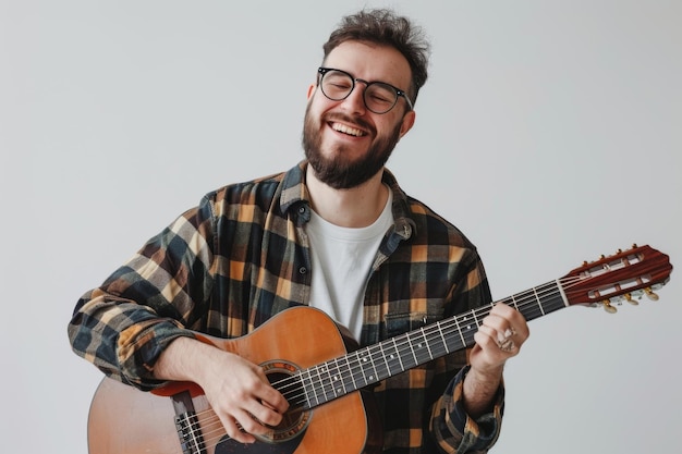 Foto sonrisas serenas con hombre y guitarra en fondo blanco