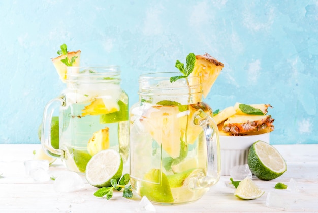 Sony dsct bebida tropical, mojito de piña o limonada con lima fresca y menta