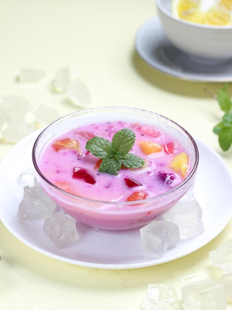 Sop Buah o Es Buah es una Mezcla de Frutas con Coco o Almíbar, Servido con Hielo Raspado