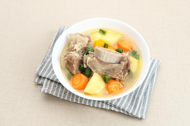 Sop Iga Rinderrippensuppe ist eine indonesische Suppe aus Rippen, Karotten, Lauch und Kartoffeln