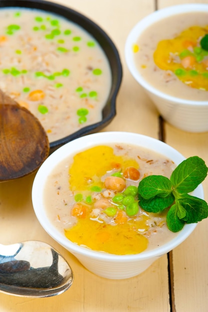 Sopa abundante de garbanzos y cebada del Medio Oriente