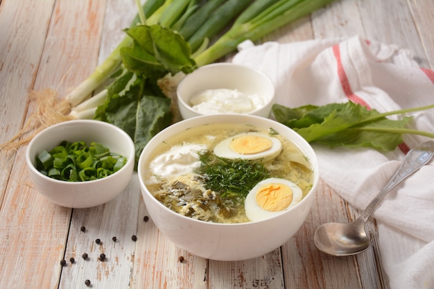 Sopa de acedera verde y espinacas con huevo cocido, cebolla tierna y crema agria