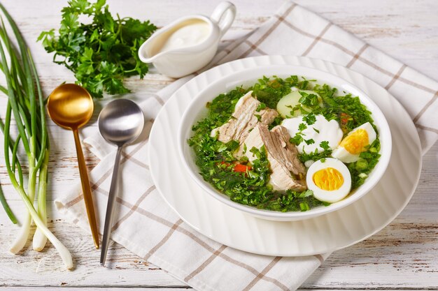 sopa de acedera verde con huevos, costillas de cerdo