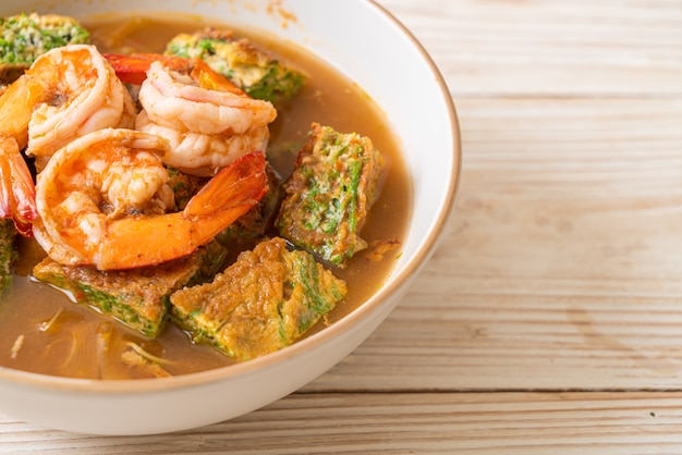 Sopa ácida de pasta de tamarindo com camarão e omelete de vegetais