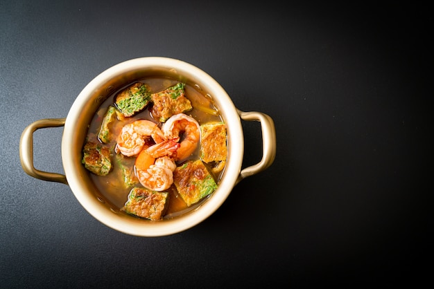 Sopa ácida de pasta de tamarindo com omelete de camarão e vegetais - comida asiática