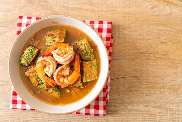 Sopa ácida de pasta de tamarindo com omelete de camarão e vegetais - comida asiática