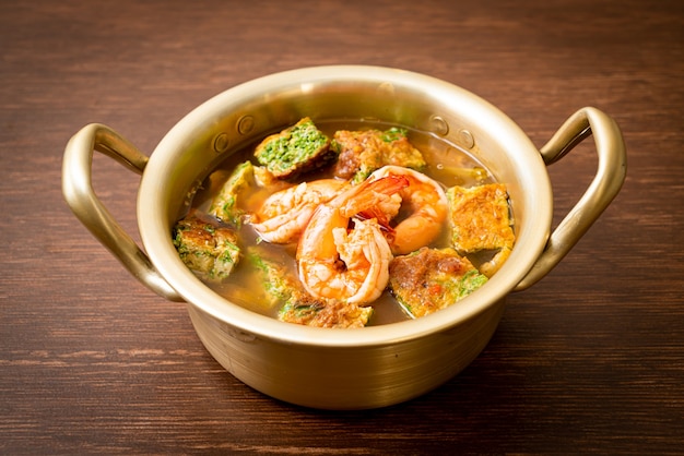 Sopa ácida de pasta de tamarindo com omelete de camarão e vegetais - comida asiática