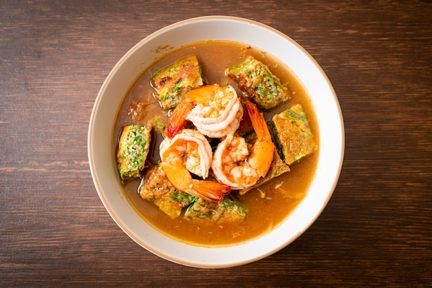Sopa agria hecha de pasta de tamarindo con camarones y tortilla de verduras - estilo de comida asiática