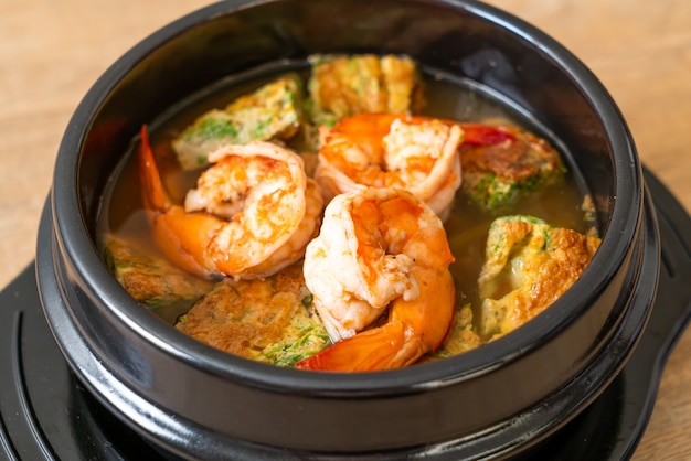 Sopa agria hecha de pasta de tamarindo con camarones y tortilla de verduras - estilo de comida asiática