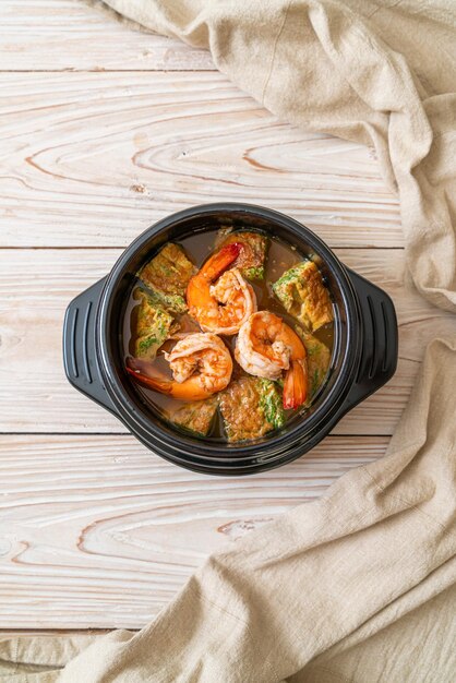 Sopa agria hecha de pasta de tamarindo con camarones y tortilla de verduras - Estilo de comida asiática