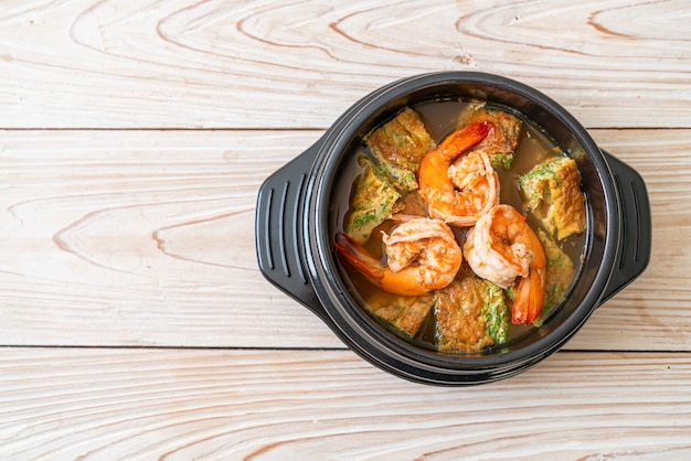 Foto sopa agria de pasta de tamarindo con camarones y tortilla de verduras