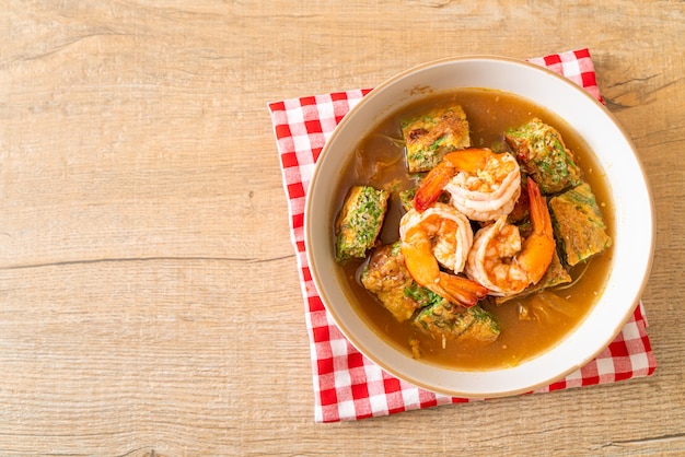 Sopa agria de pasta de tamarindo con camarones y tortilla de verduras