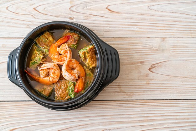 Sopa agria de pasta de tamarindo con camarones y tortilla de verduras