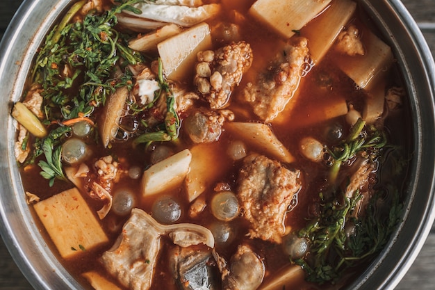 Sopa agria tailandesa de huevos de bagre gigante de mar sopa de mariscos picante