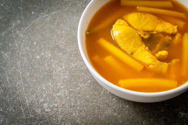 Sopa agria con tallo de loto y pescado - estilo de comida tradicional del sur de Tailandia