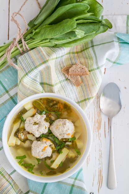 Sopa De Alazán En Tazón Blanco