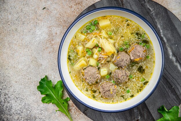 sopa de albóndigas bolas de carne primer plato alimentos vegetales comida saludable comida bocadillo en la mesa