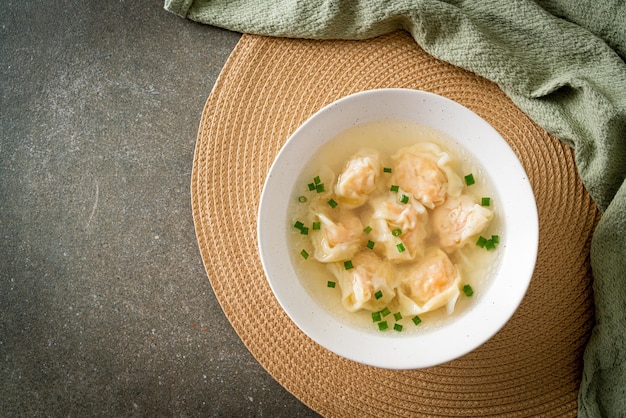 sopa de albóndigas de camarones en un tazón blanco - estilo de comida asiática