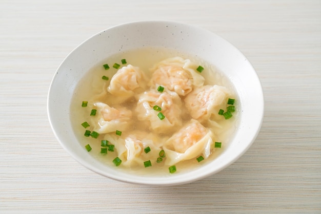 sopa de albóndigas de camarones en un tazón blanco - estilo de comida asiática