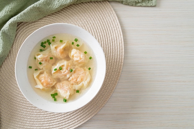 sopa de albóndigas de camarones en un tazón blanco - estilo de comida asiática