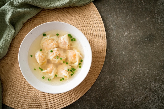 Sopa de albóndigas de camarones en un tazón blanco