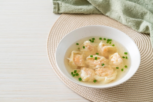 Sopa de albóndigas de camarones en un tazón blanco