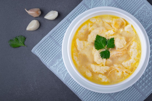 Sopa con albóndigas y carne en el espacio de copia de la mesa