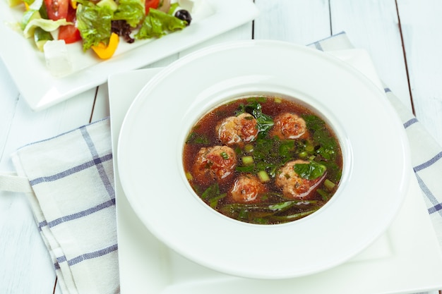 Sopa con albóndigas de carne