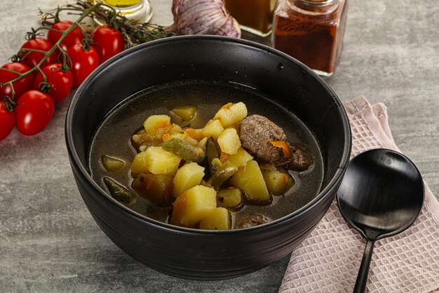 Sopa con albóndigas y patatas