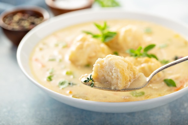 Foto sopa de albóndigas de pollo