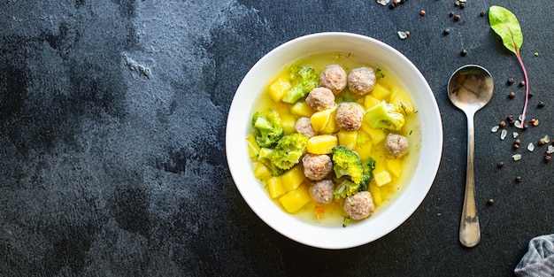 Sopa de albóndigas y verduras