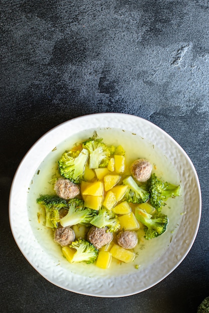 Sopa de albóndigas y verduras